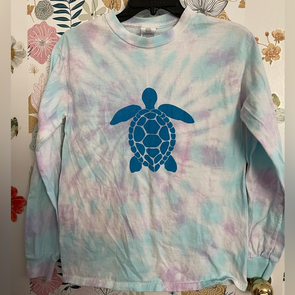 Gildan long sleeve turtle print tie dye shirt